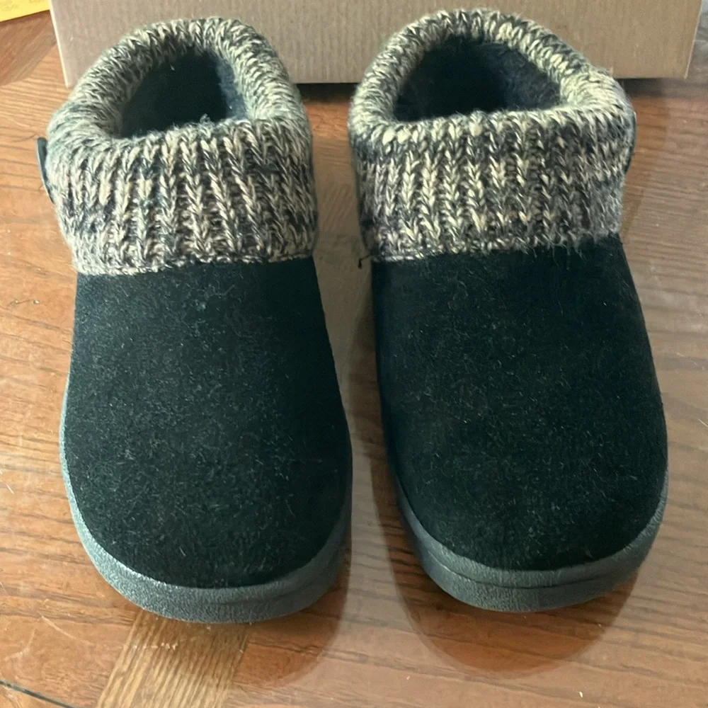 NEW Clark Suede size 7 indoor/outdoor slippers - Picture 1 of 9